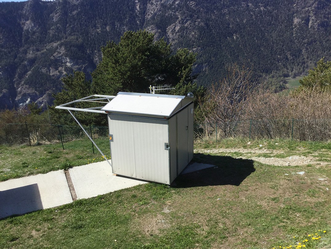 Roll-off roof shed, closed